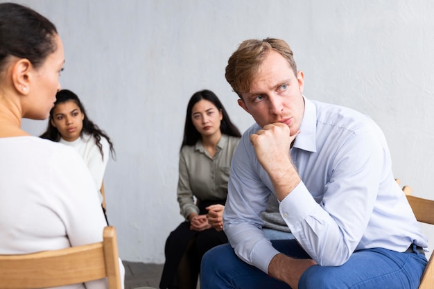 Boos man tijdens een groepstherapie-sessie