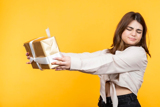 Boos meisje wil geen cadeau nemen Foto van hoge kwaliteit