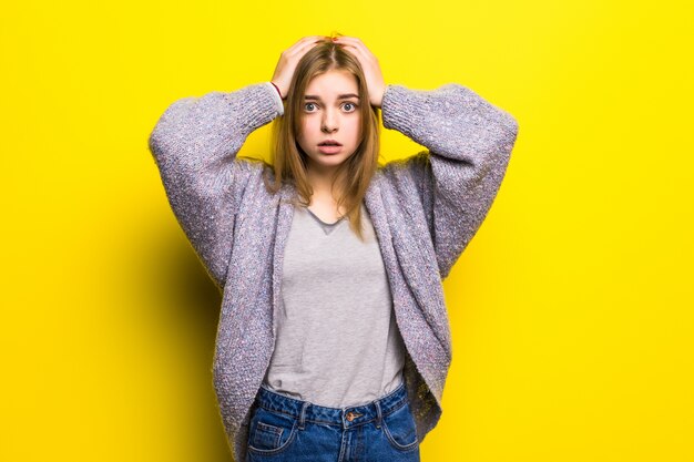 Boos, nerveus, stress, shock, zorgen, negatief denken en op zoek naar voren met ongelukkig droevig gezicht tienervrouw