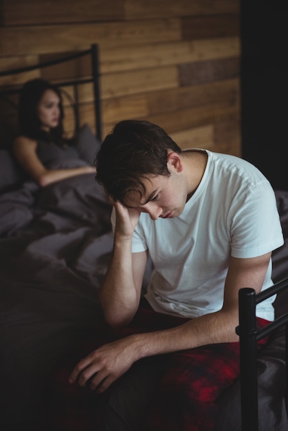 Gratis foto boos paar negeren elkaar na ruzie op bed