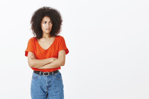 Boos vrouw met afro kapsel poseren in de studio