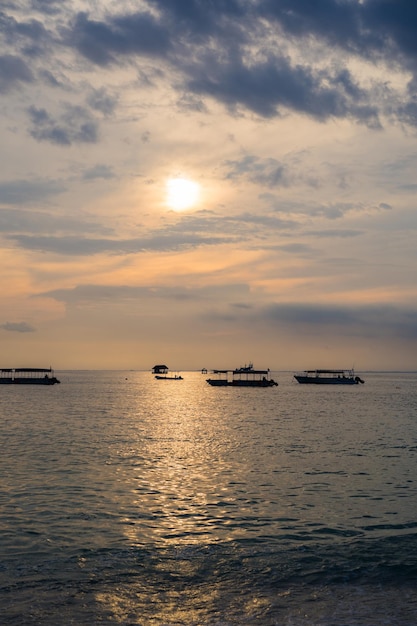 Boot in het water bij zonsondergang, oceaan, achtergrond.