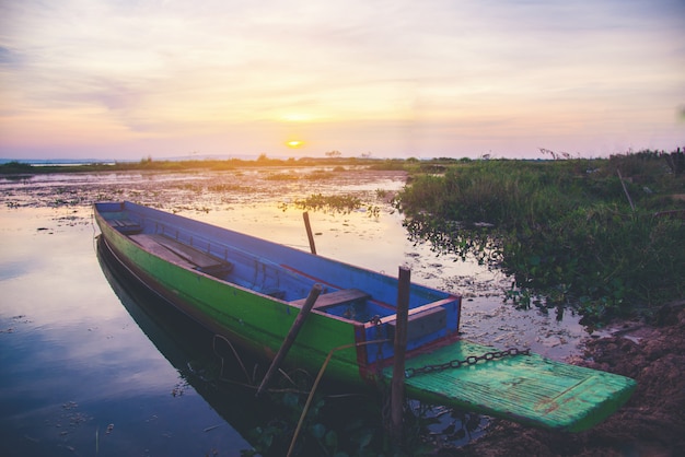 Boot met op zonsondergangtijd