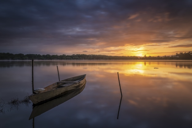Boot op de kust bij zonsopgang