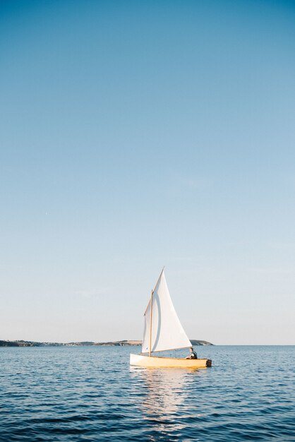 boot zeilen op de zee op een zonnige dag