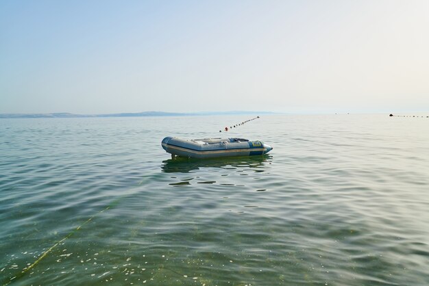 Boot zwevend boven zeewater