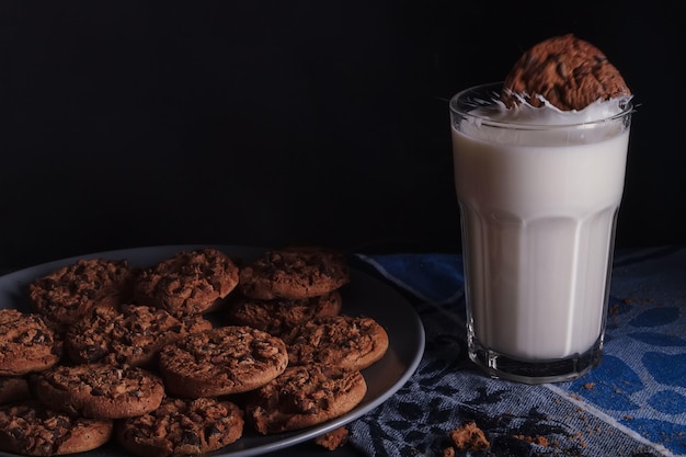 Gratis foto bord crunchy chip cookies met een glaasje melk