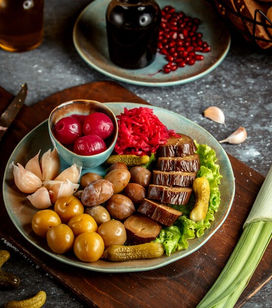 Bord met gemengde augurken en granaatappel