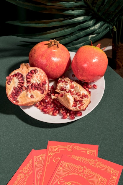 Gratis foto bord met granaatappels naast tarotkaarten