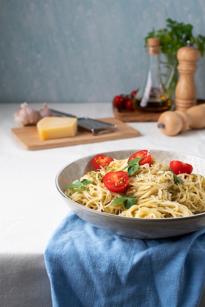 Bord met heerlijke Italiaanse pastaschotel