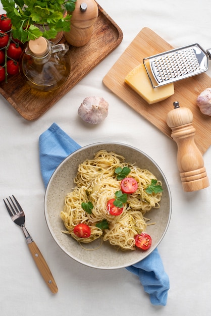 Bord met heerlijke italiaanse pastaschotel