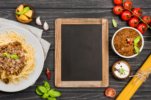 Bord met spaghetii bolognese en schoolbord