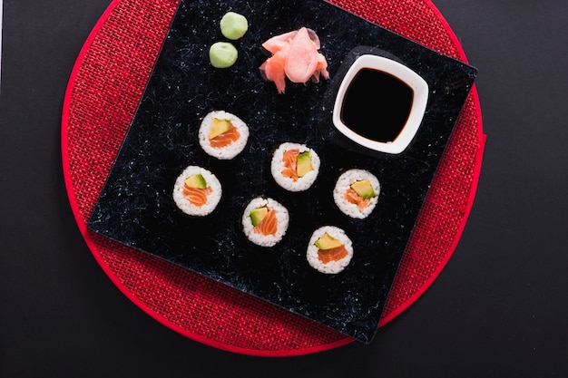 Bord met specerijen en sushi