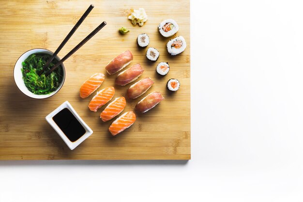 Bord met sushi en zeewiersalade