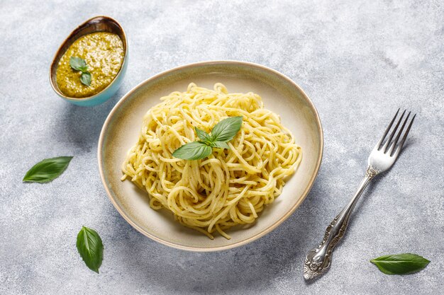 Bord pasta met zelfgemaakte pestosaus.