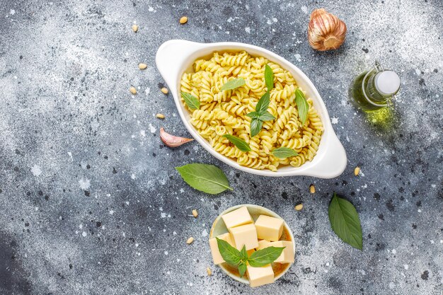 Bord pasta met zelfgemaakte pestosaus.