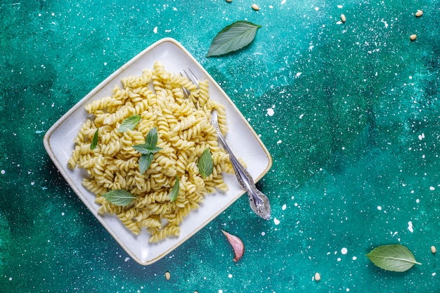 Gratis foto bord pasta met zelfgemaakte pestosaus.