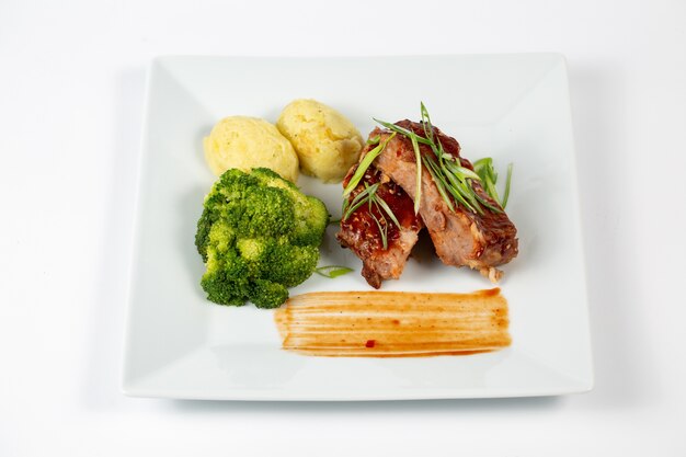 Bord vlees met barbecuesaus aardappelpuree en broccoli