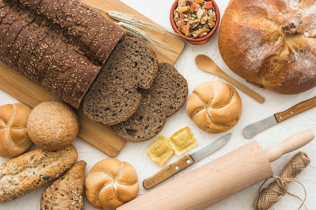 Borden in de buurt van brood en broodjes
