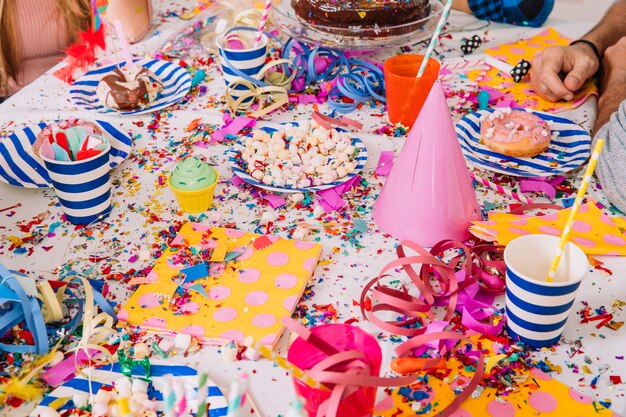 Borden op tafel op verjaardagsfeestje