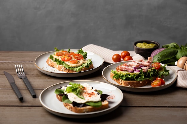 Bordenassortiment met sandwiches