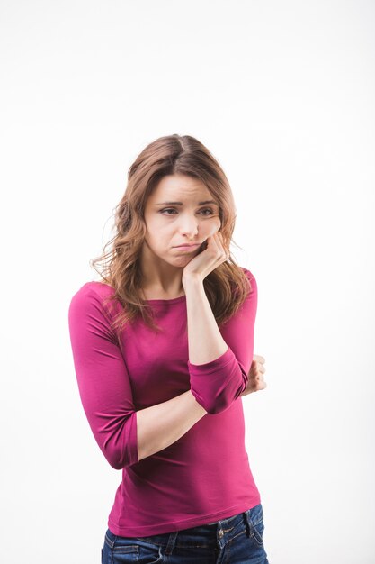 Bored jonge die vrouw op witte achtergrond wordt geïsoleerd