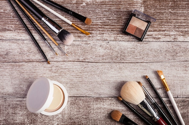 Borstels voor make-up en cosmeticaproducten op houten ondergrond. bovenste afbeeldingsweergave