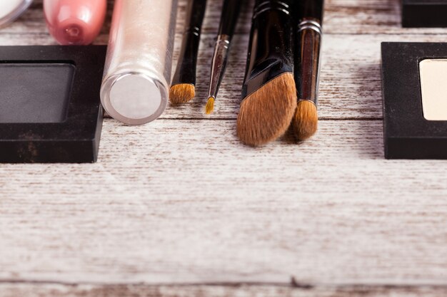 Borstels voor make-up en cosmetische producten in close-up foto