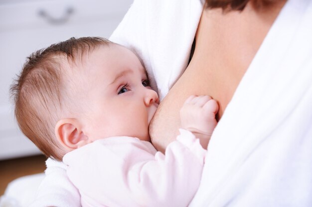 Borstvoeding voor pasgeboren baby