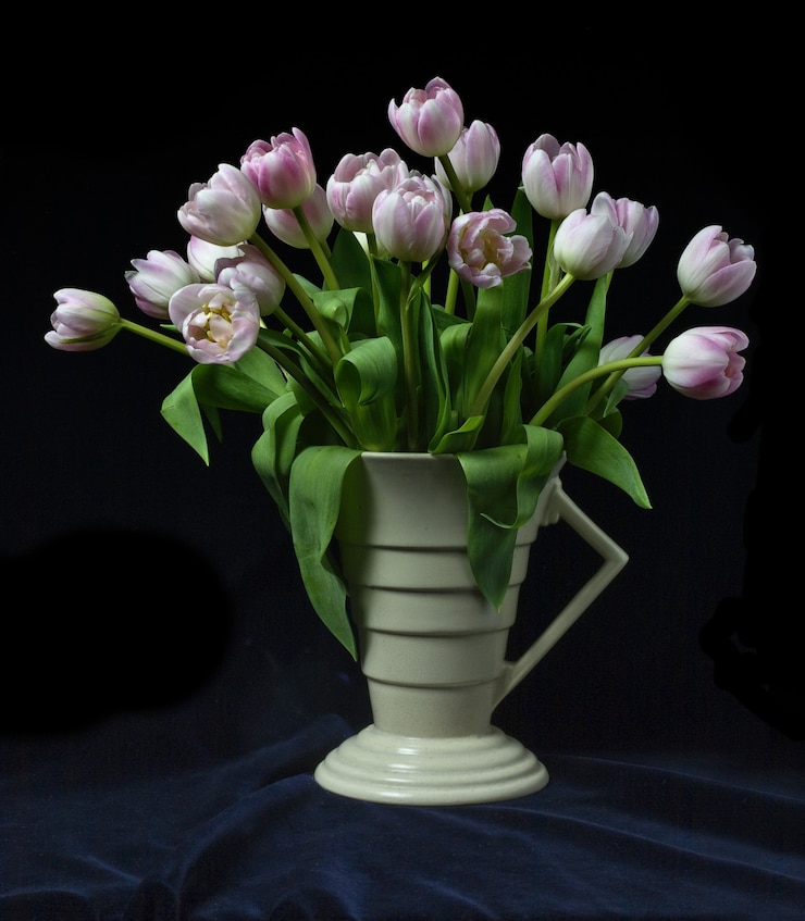 Gratis Foto bos tulpen in een art deco vaas met zwarte achtergrond