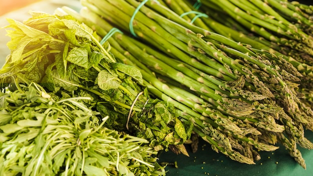 Bos van asperges met rucola en munt op de markt