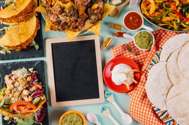 Gratis foto bos van heerlijk eten en schoolbord