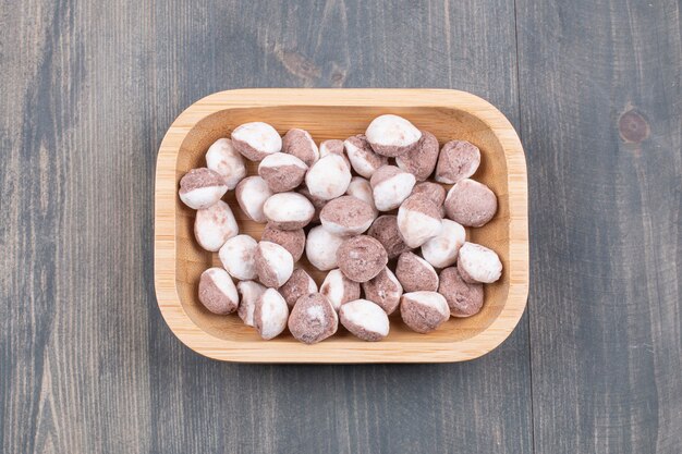 Bos van kleine koekjes op houten plaat