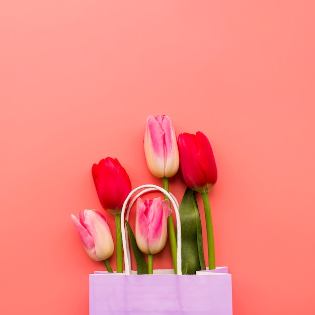 Gratis foto bos van kleurrijke tulpen in ambachtspakket