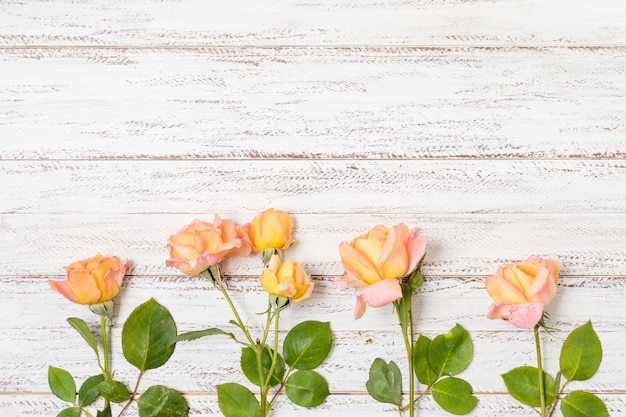 Bos van oranje rozen op de tafel