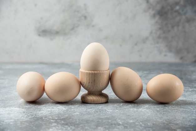 Bos van rauwe eieren op marmeren tafel.