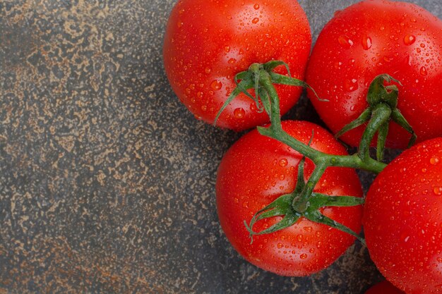 Bos van rode tomaten op marmeren achtergrond