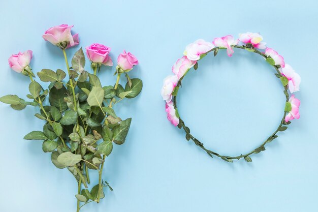 Bos van roze bloemen met kroon op blauwe achtergrond