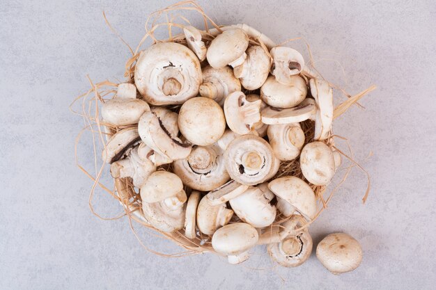 Bos van verse champignons in houten mand