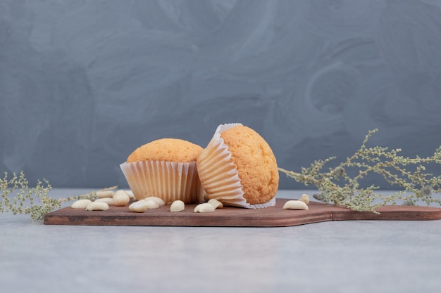 Bos van zachte koekjes met cashewnoten op een houten bord. Hoge kwaliteit foto
