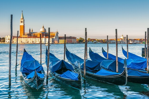 Boten geparkeerd in het water in Venetië en de kerk van San Giorgio Maggiore op de achtergrond