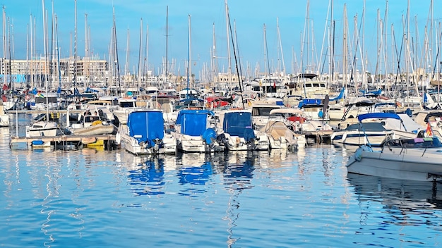 Boten in de haven van Alicante