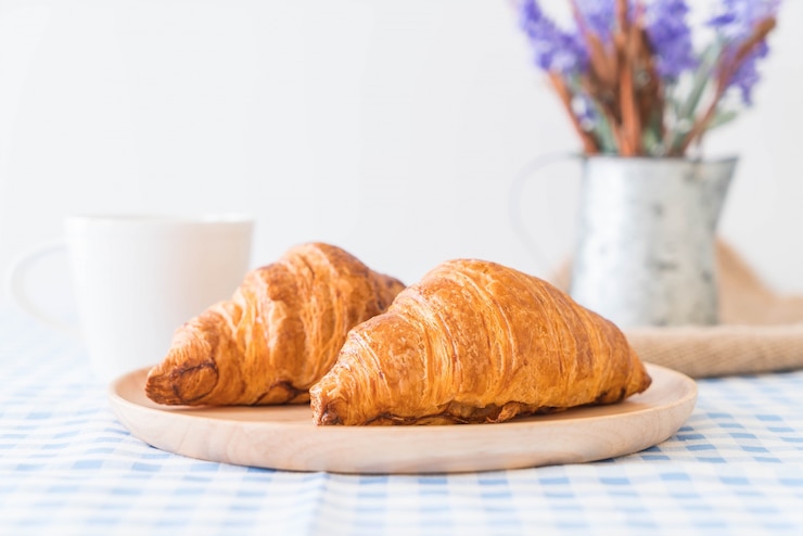 Gratis Foto boter croissant op tafel
