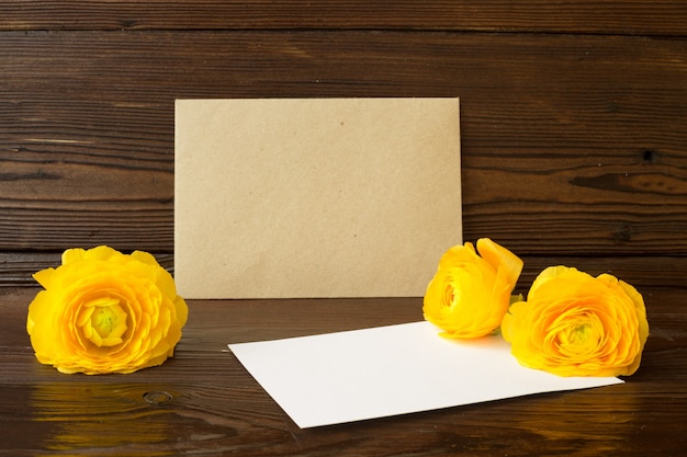 Gratis foto boterbloemen bloemen en wit papier.