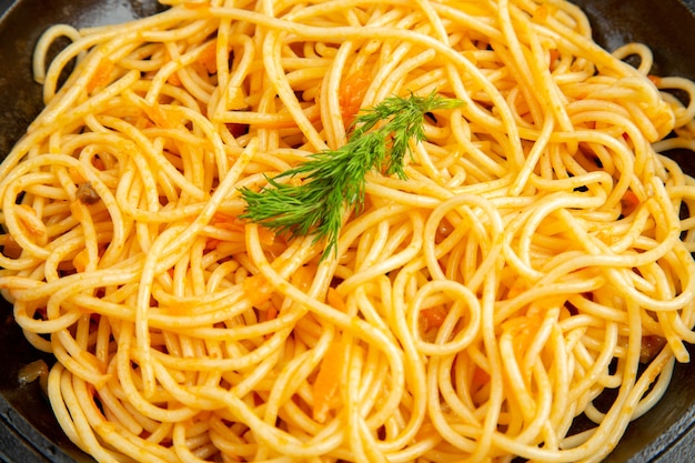 Bottom view spaghetti met dille op donkere achtergrond