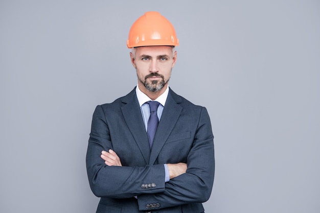Bouw je toekomst op. bouwingenieur draagt een helm in formalwear. bouwindustrie. bouwen en bouwen. engineering en ontwerp.