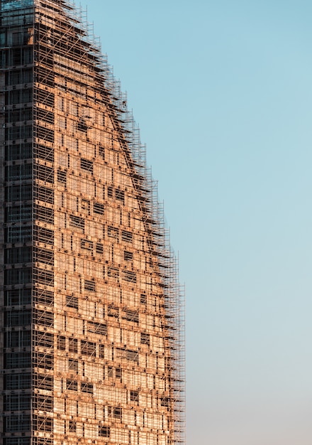 Bouw van een modern gebouw onder de blauwe hemel