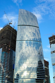 Bouw van wolkenkrabbers van glas, staal en beton van een complex van het zakencentrum