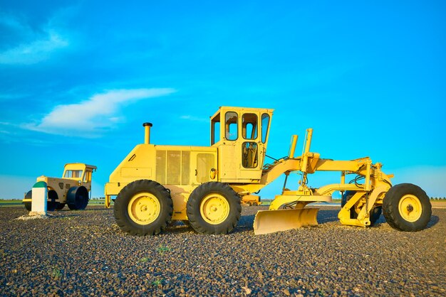 Bouw zwaar materieel op de site op een zonnige dag