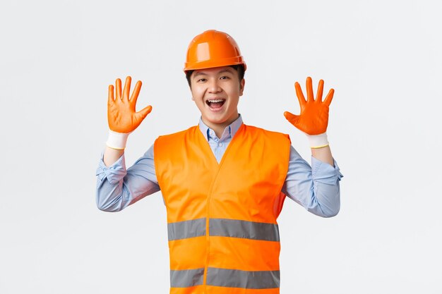Bouwsector en industriële arbeiders concept vrolijke lachende Aziatische bouwer bouwmanager een...